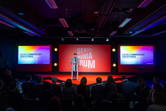 프랑스 릴에서 열린 '시리즈 마니아 2024' 행사 내 '커밍 넥스트 프롬 코리아' 행사에서 황재헌 카카오엔터테인먼트 팀장이 발표하고 있다.  한국콘텐츠진흥원 제공